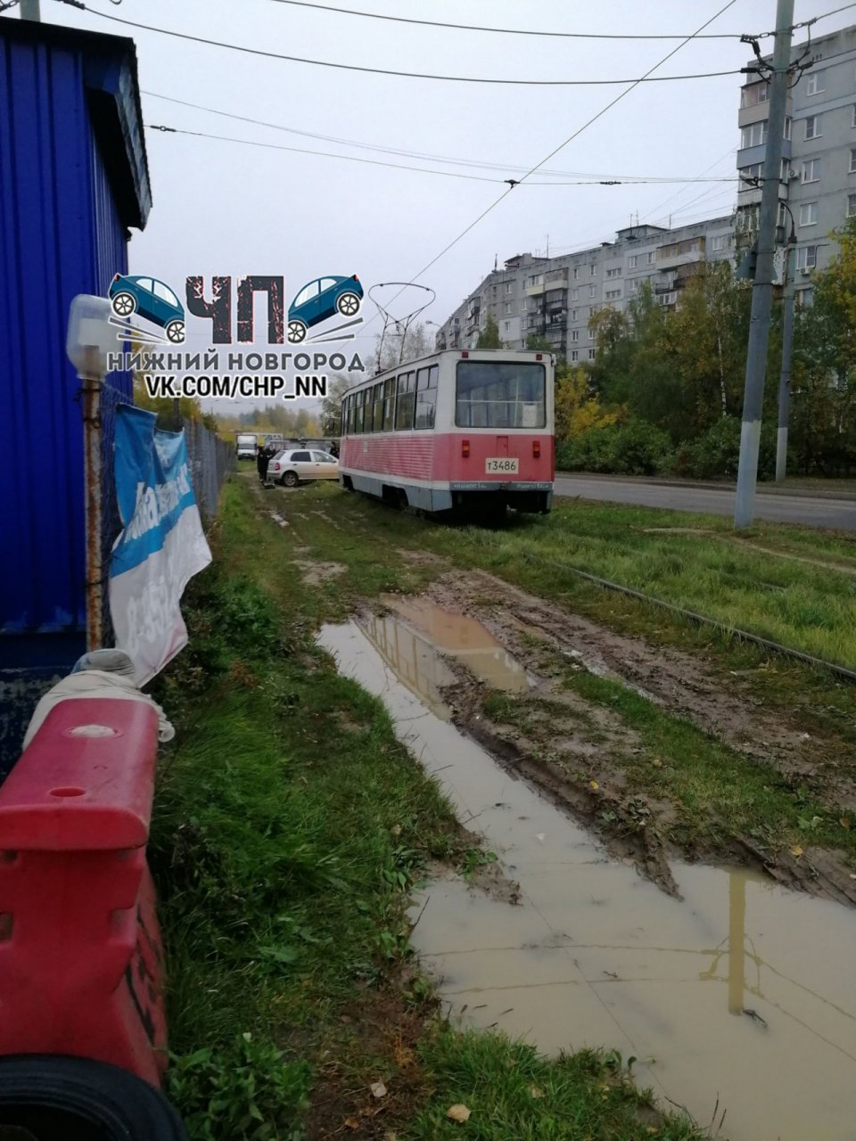 Неудачная попытка угона: машина застряла на рельсах в Автозаводском районе