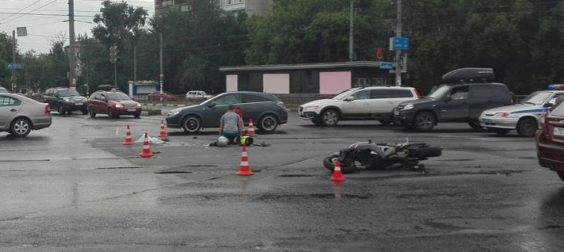 Мотоцикл и иномарка столкнулись на улице Родионова