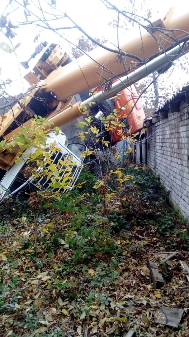 Автокран упал на детский сад в Канавинском районе: первые фото с места