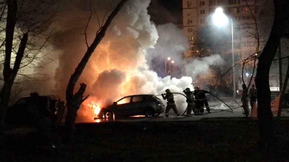 "Сначала был взрыв": четыре автомобиля сгорели в Канавинском районе (ФОТО, ВИДЕО)