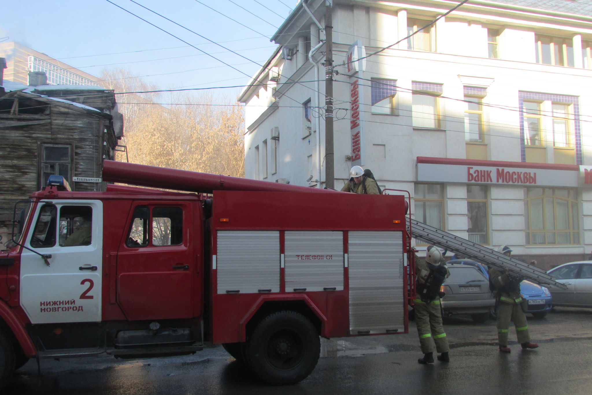 63-летний мужчина пострадал на пожаре в трехэтажном доме на улице Варварской