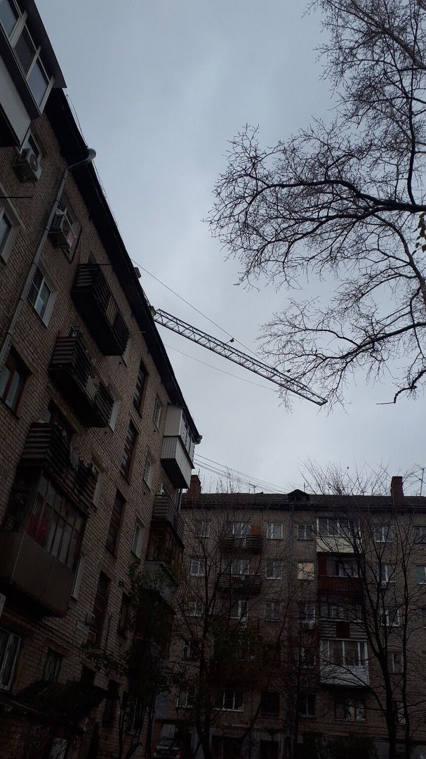 Строители оставляют стрелу крана над жилыми домами в Нижнем Новгороде