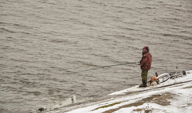 Нижегородские рыбаки выходят на тонкий лед, рискуя жизнью