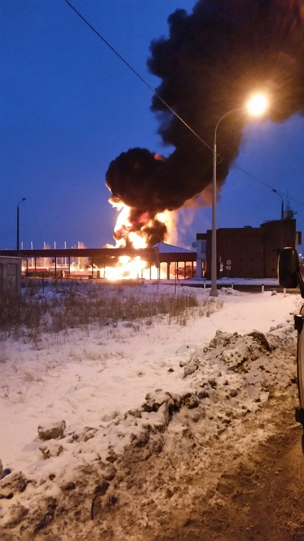 Бензовоз загорелся на автозаправке в Кстовском районе (ФОТО, ВИДЕО)