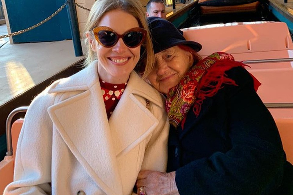 На седьмом небе от счастья: Наталья Водянова привезла 89-летнюю бабушку в Париж