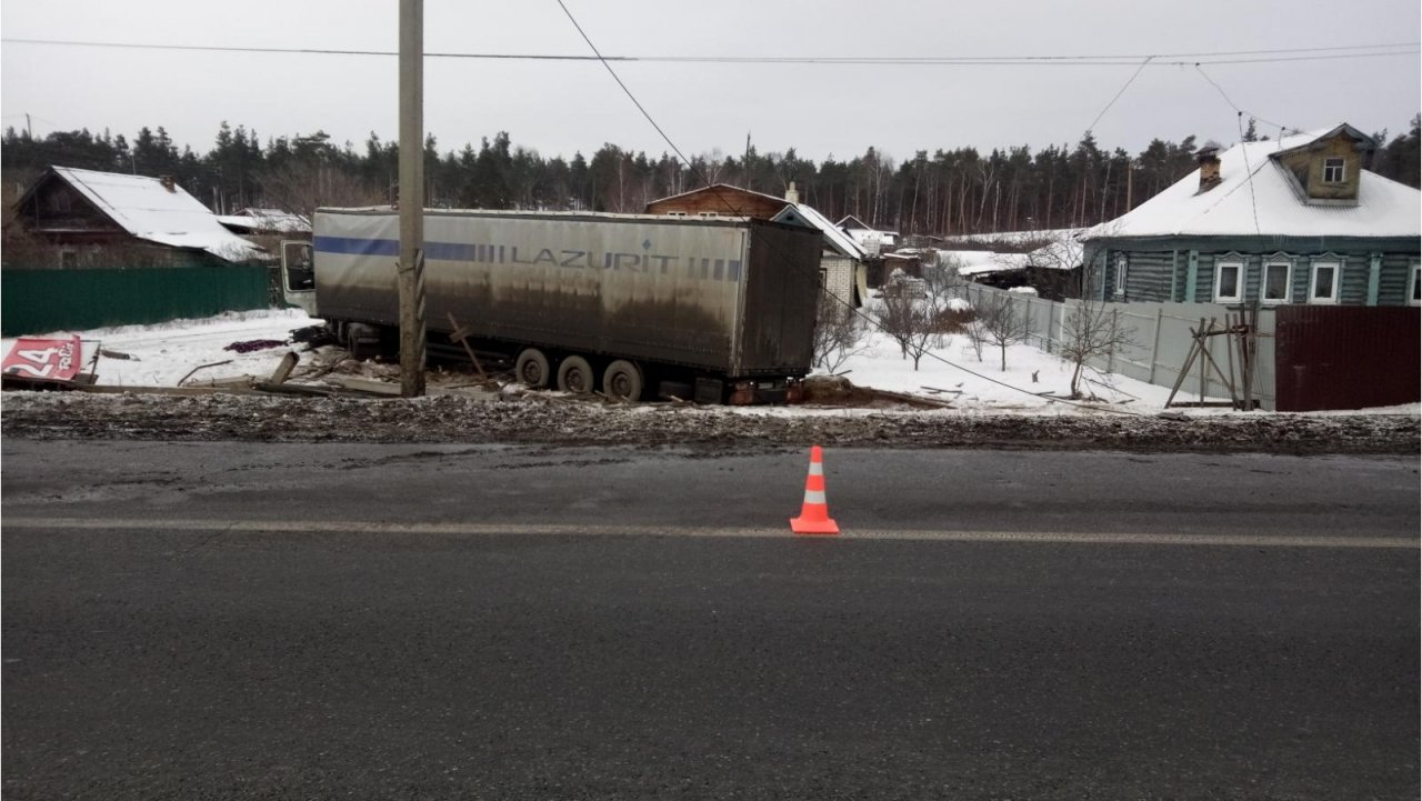 51-летний водитель большегруза Volvo погиб в аварии в Дзержинске (ФОТО)