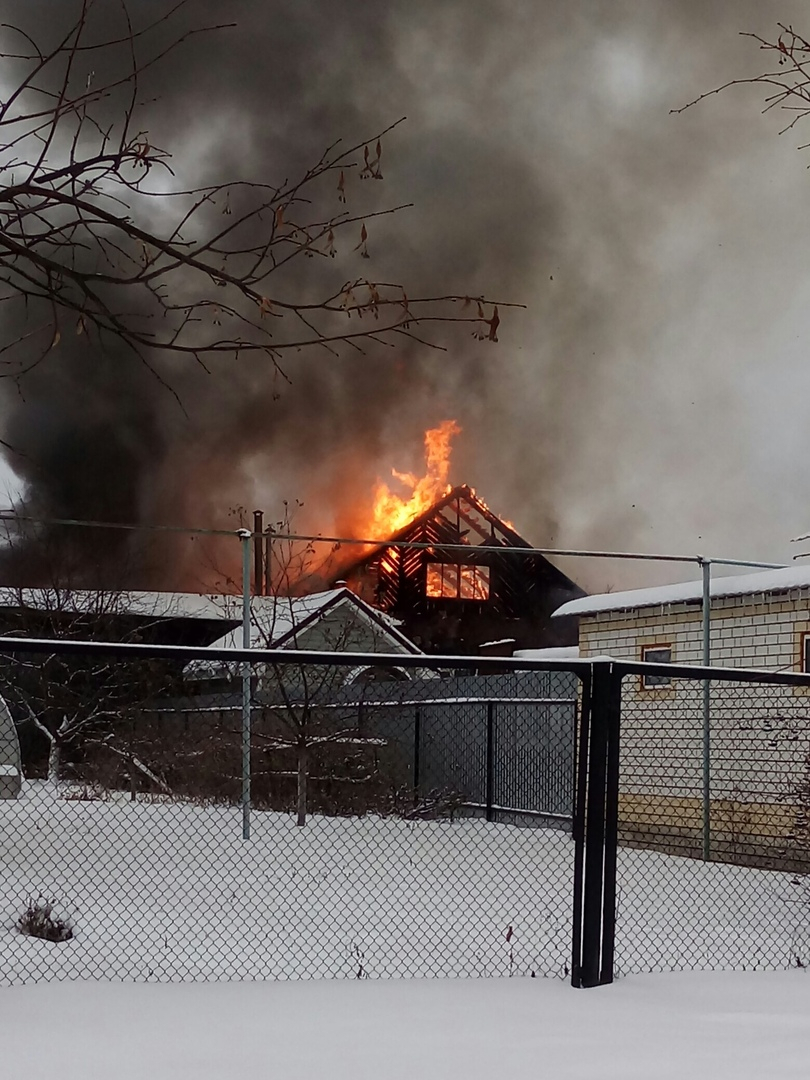 Огонь уничтожил дом и гараж с двумя автомобилями в Навашине (ФОТО)