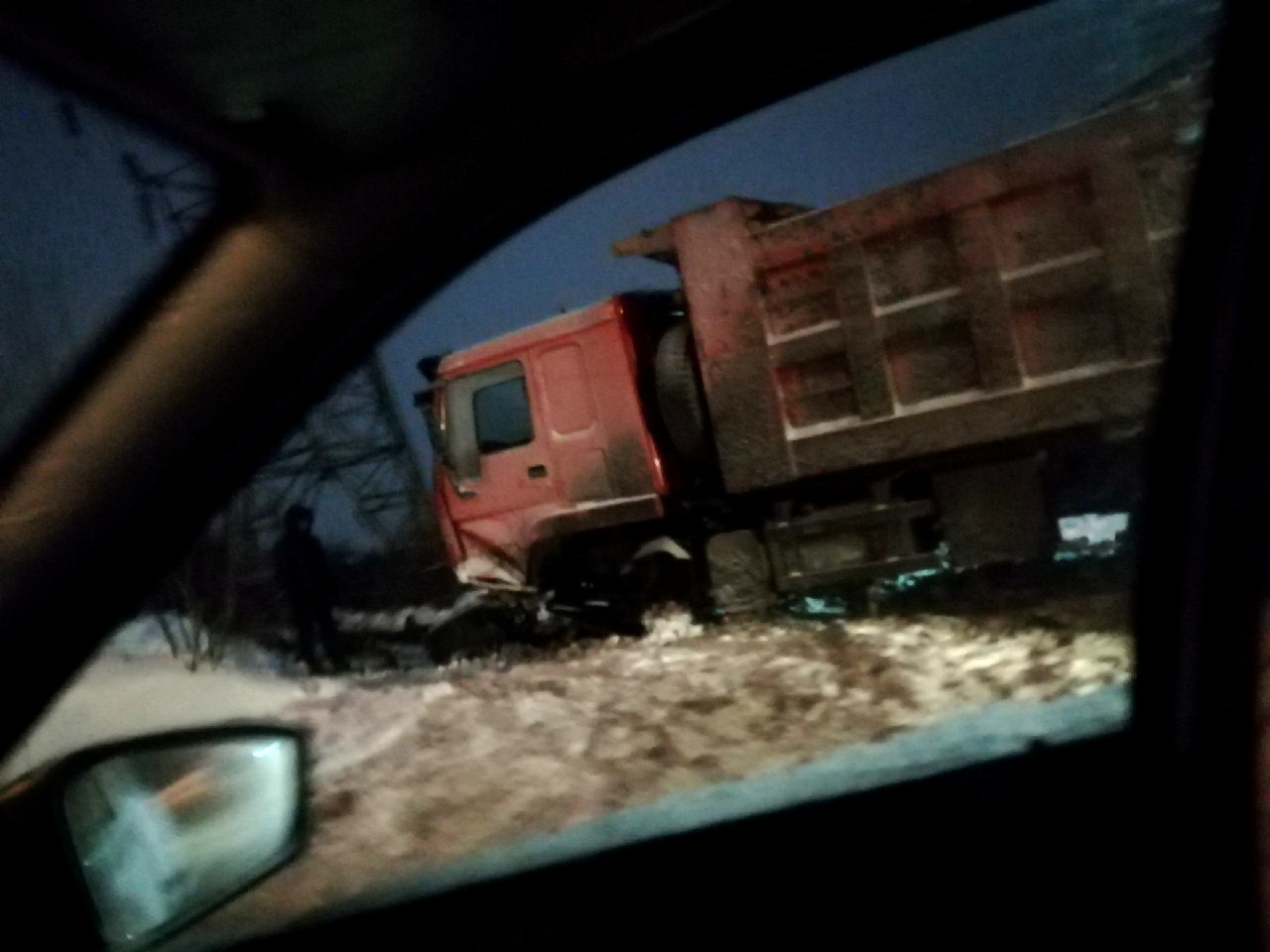 Тяжелый грузовик попал в аварию на улице Кащенко