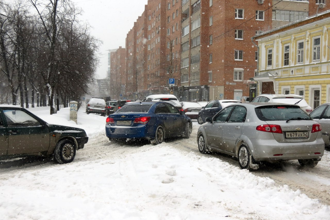Новогодняя погода и суета парализовали движение в Нижнем Новгороде 25 декабря
