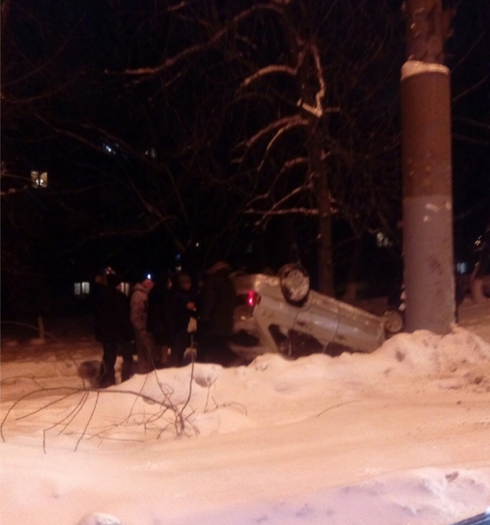 Автомобиль "Жигули" перевернулся на улице Ванеева