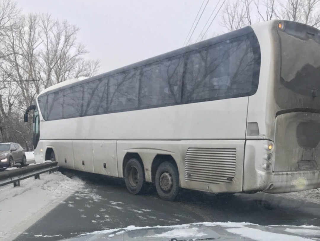 Автобус перегородил две полосы для движения транспорта на Московском шоссе (ВИДЕО)