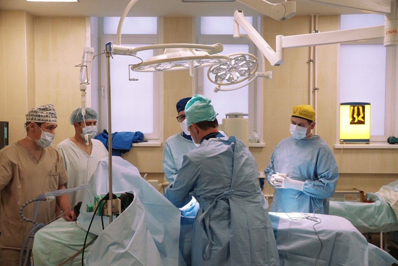 Ортопеды ПИМУ провели уникальную операцию ребенку с врожденным переломом