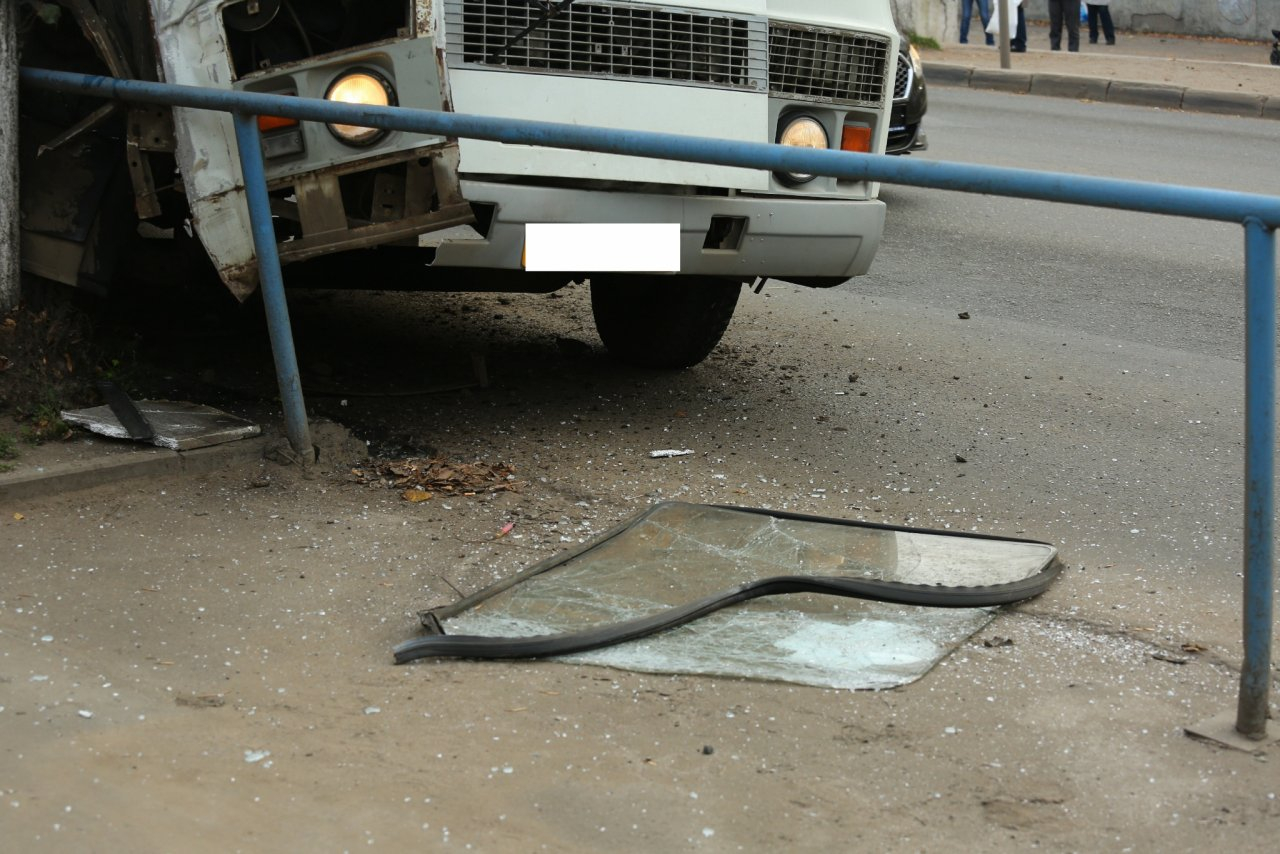 Подросток расстрелял автобус из пневматического оружия на улице Большой Покровской