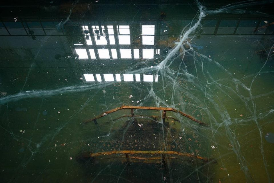 Нижегородский художник Павел Отдельнов сфотографировал заброшенный цех подо льдом