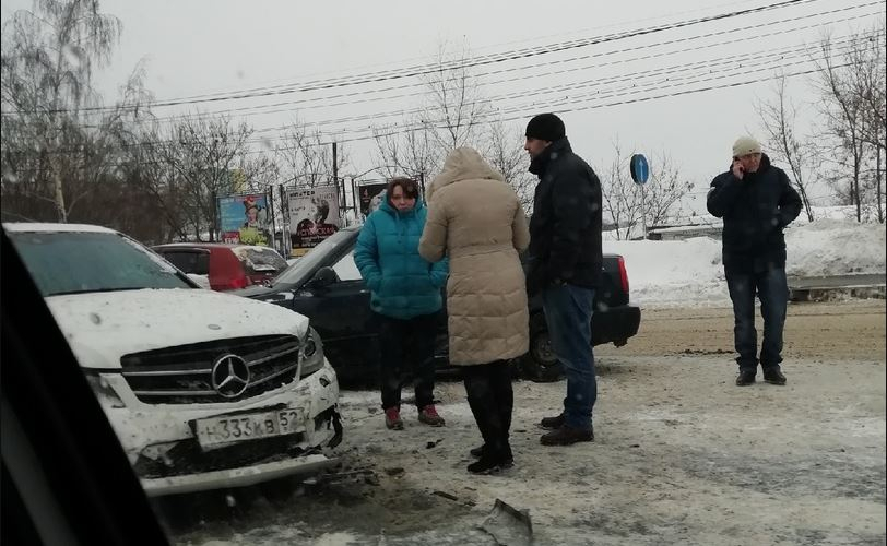 Две легковушки столкнулись на Казанском шоссе в Нижнем Новгороде (ФОТО)