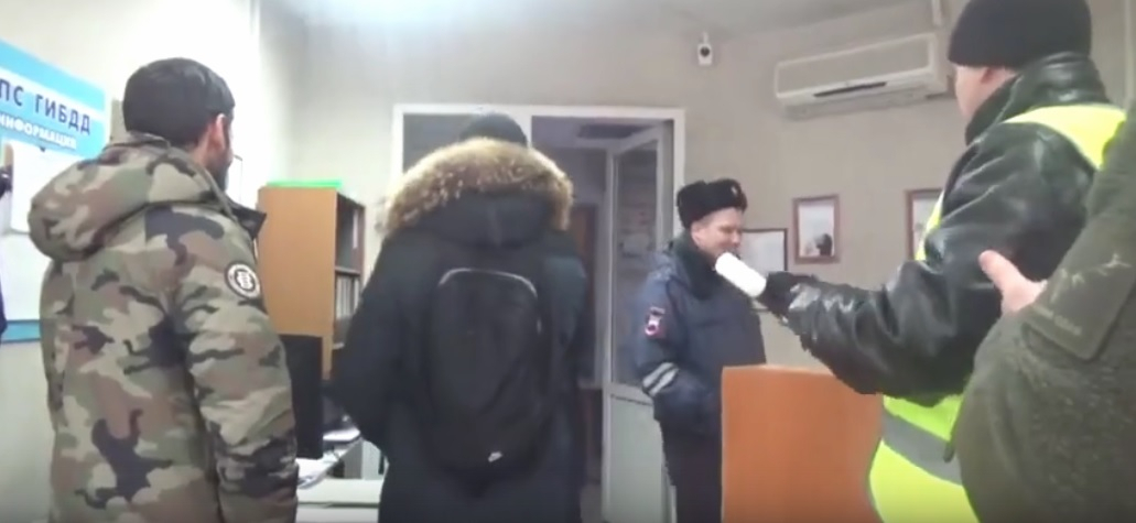 Видеоблогер парализовал работу поста ДПС в Нижнем Новгороде (ВИДЕО)