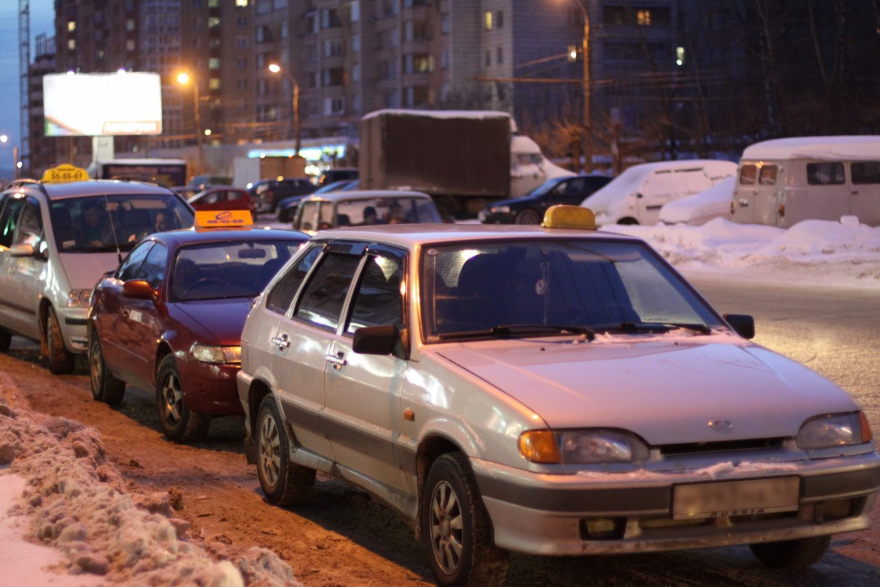 Таксисты перекрыли улицу в Нижнем Новгороде, прощаясь с убитым Сергеем Михеевым (ВИДЕО)