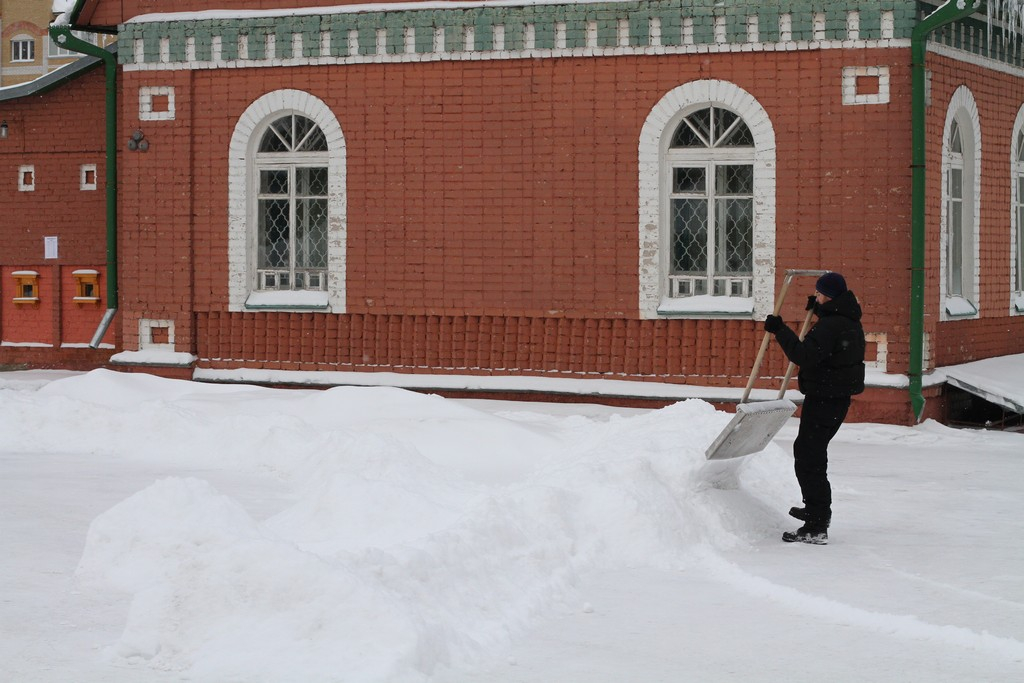 Работаем за идею: зачем нижегородских родителей заставляют чистить снег в детских садах