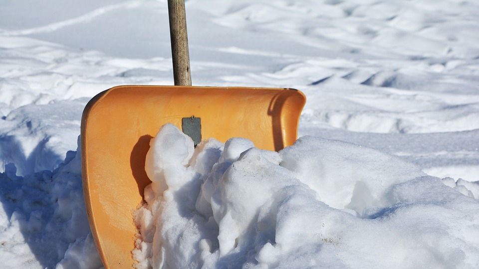 Снег, сосульки и гололед в Нижнем Новгороде: коммунальщики не справляются с уборкой города (ФОТО, ВИДЕО)