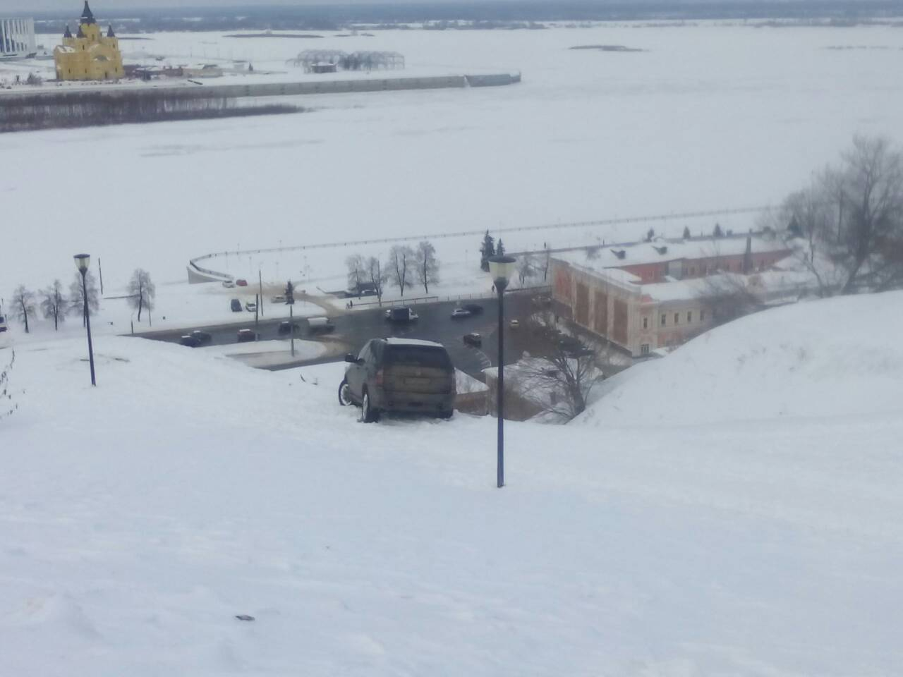 Внедорожник повис над обрывом на набережной Федоровского