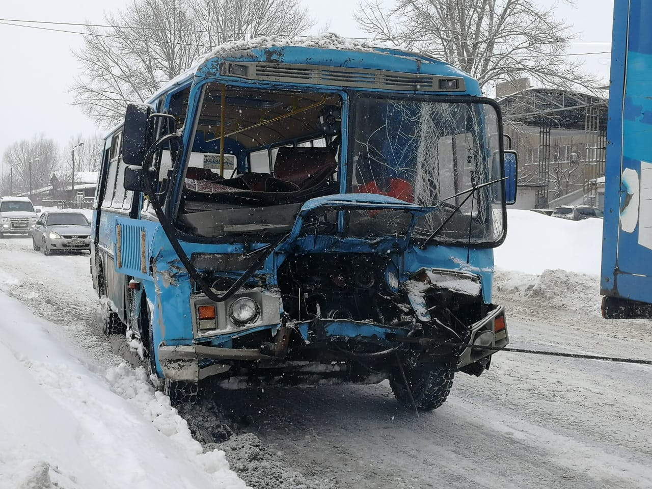 Автобус столкнулся с грузовиком в Нижнем Новгороде: пострадало более 20 человек (ВИДЕО)