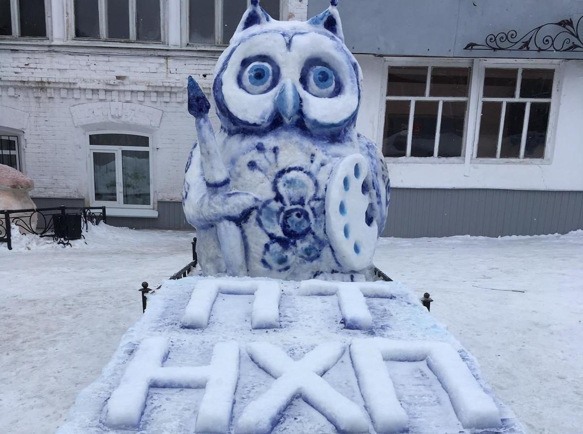 Снежные фигуры в стиле гжели создали студенты в Павлове