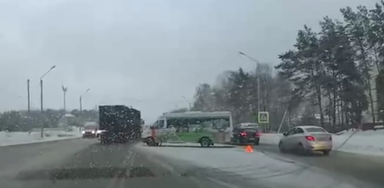 Иномарка и микроавтобус не разъехались на Московском шоссе (ВИДЕО)