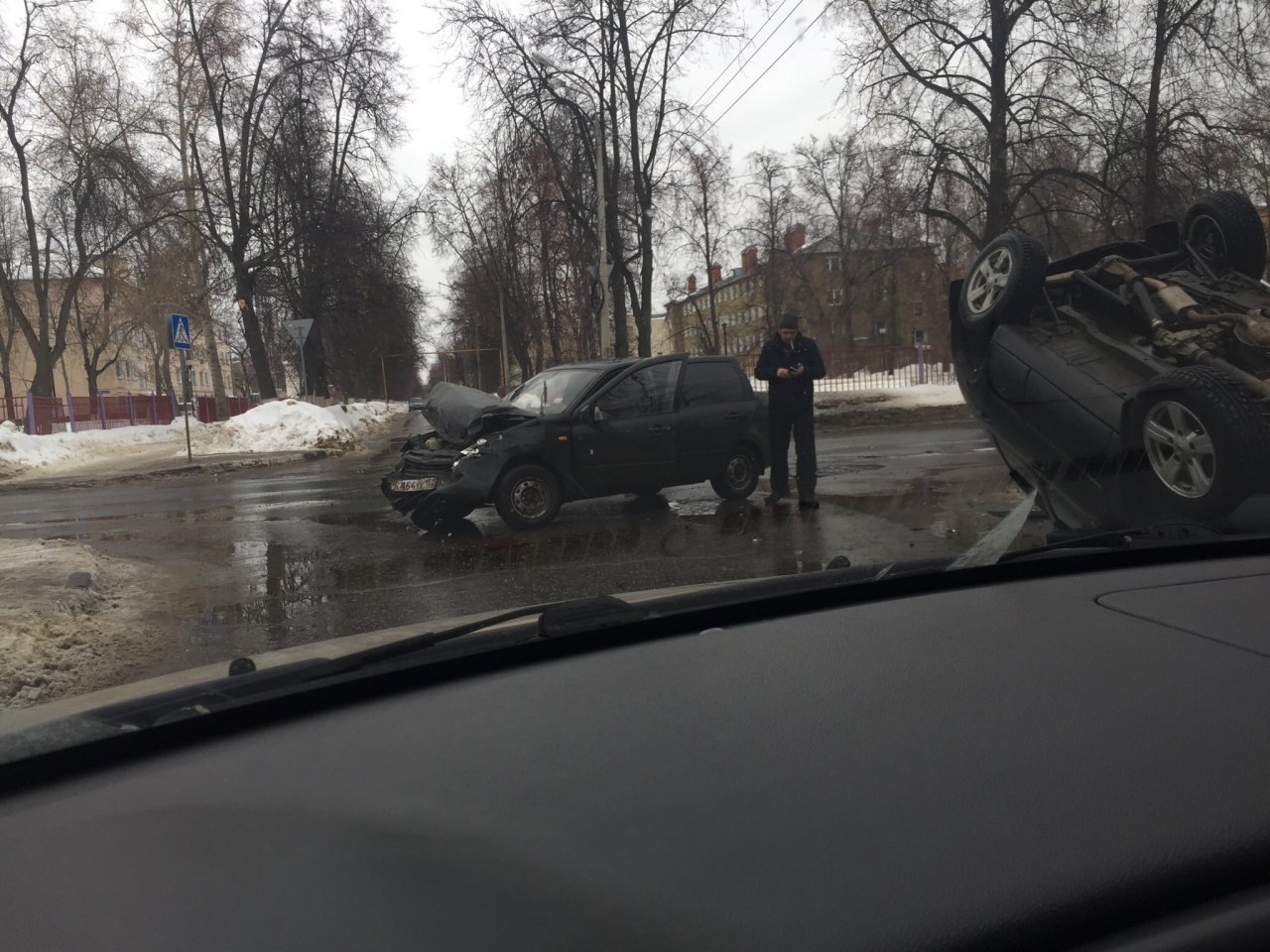 Легковушка перевернулась на крышу в Автозаводском районе (ФОТО)