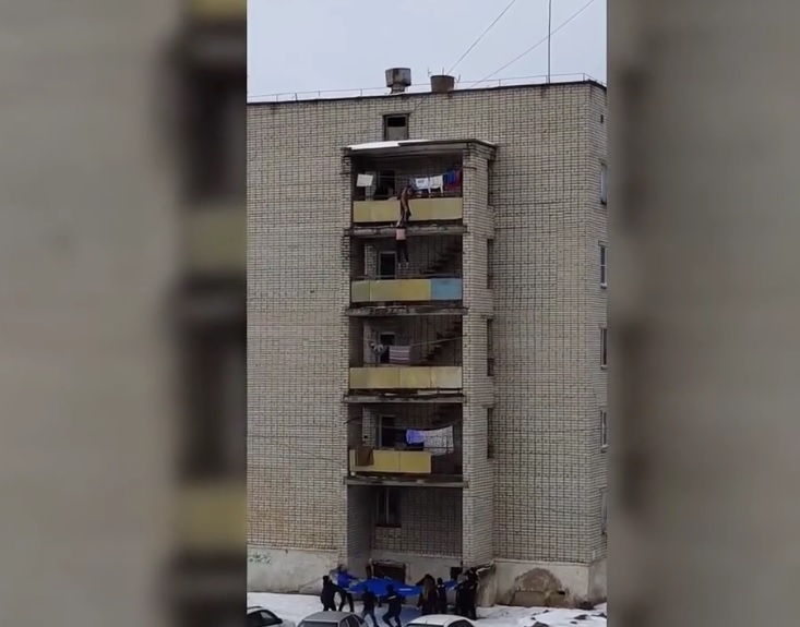 Женщина пыталась прыгнуть с высоты пятого этажа в Выксе (ВИДЕО)