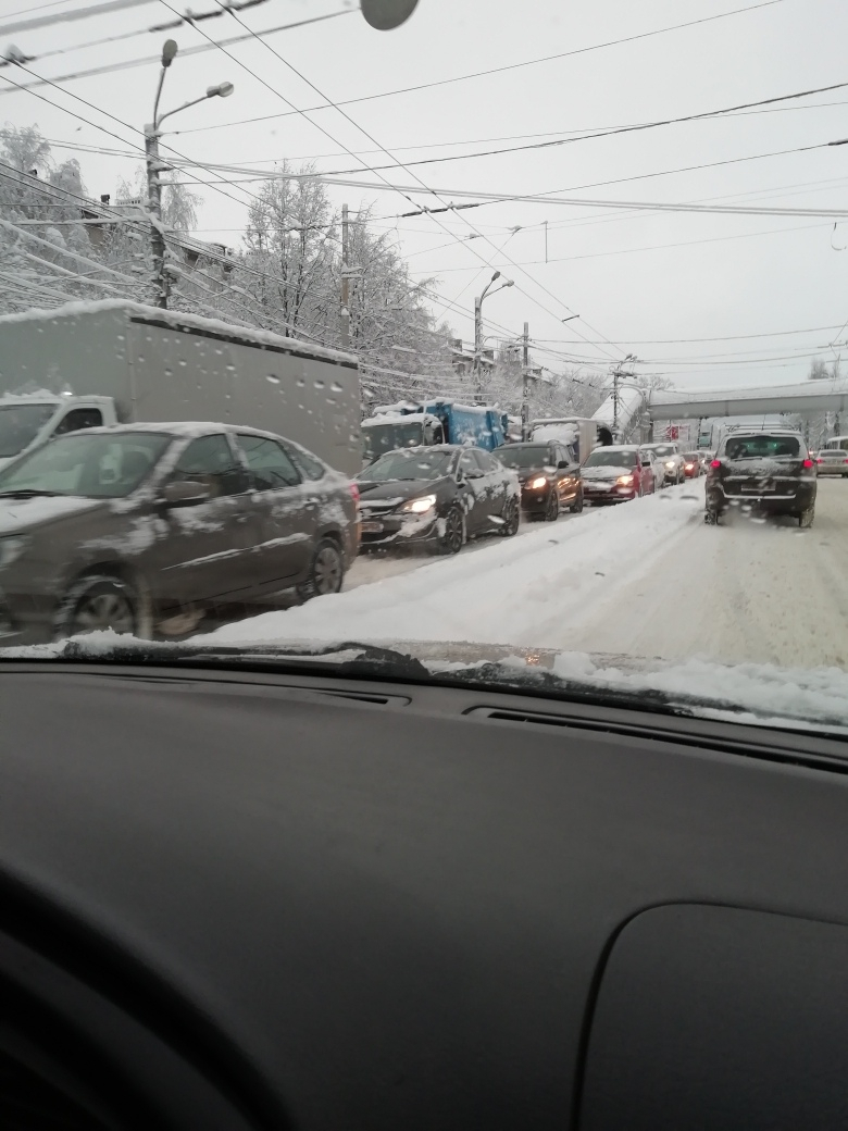 Девятибальные пробки сковали нижегородские дороги 22 февраля