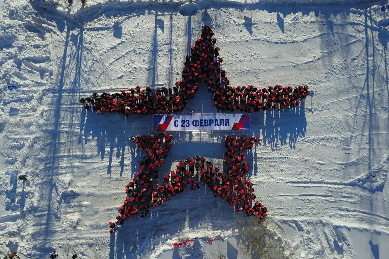 Нижегородцы выстроились в огромную звезду в честь Дня защитника Отечества