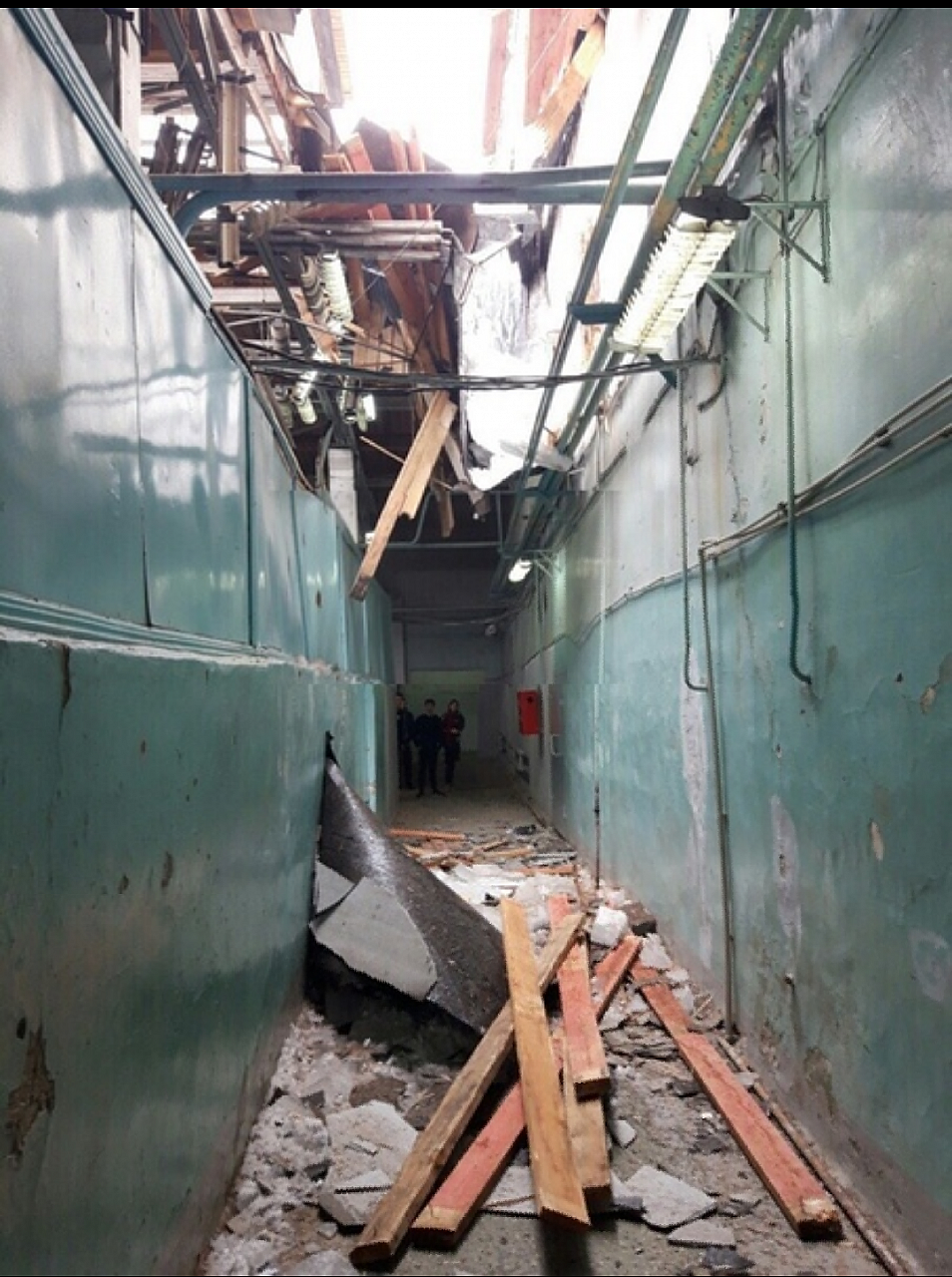 В здании механического техникума в Нижнем Новгороде частично обрушилась крыша (ФОТО)