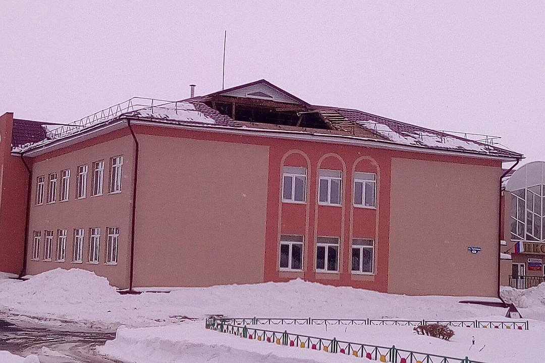 Часть крыши обрушилась в школе в Гагино