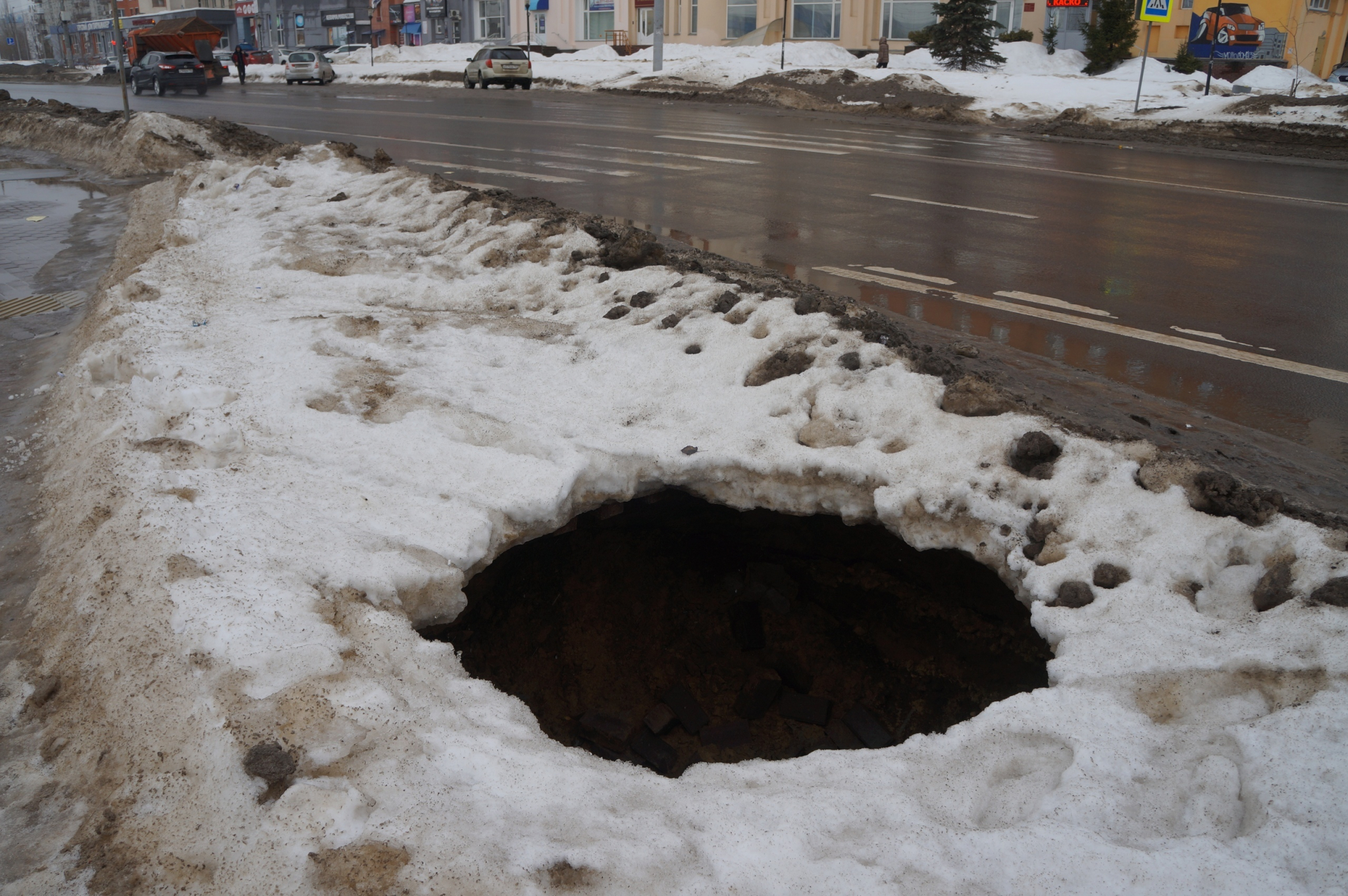 Провал грунта произошел на Мещерском бульваре в Нижнем Новгороде