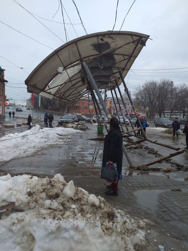 Автобусная остановка упала и повисла на проводах в Нижнем Новгороде