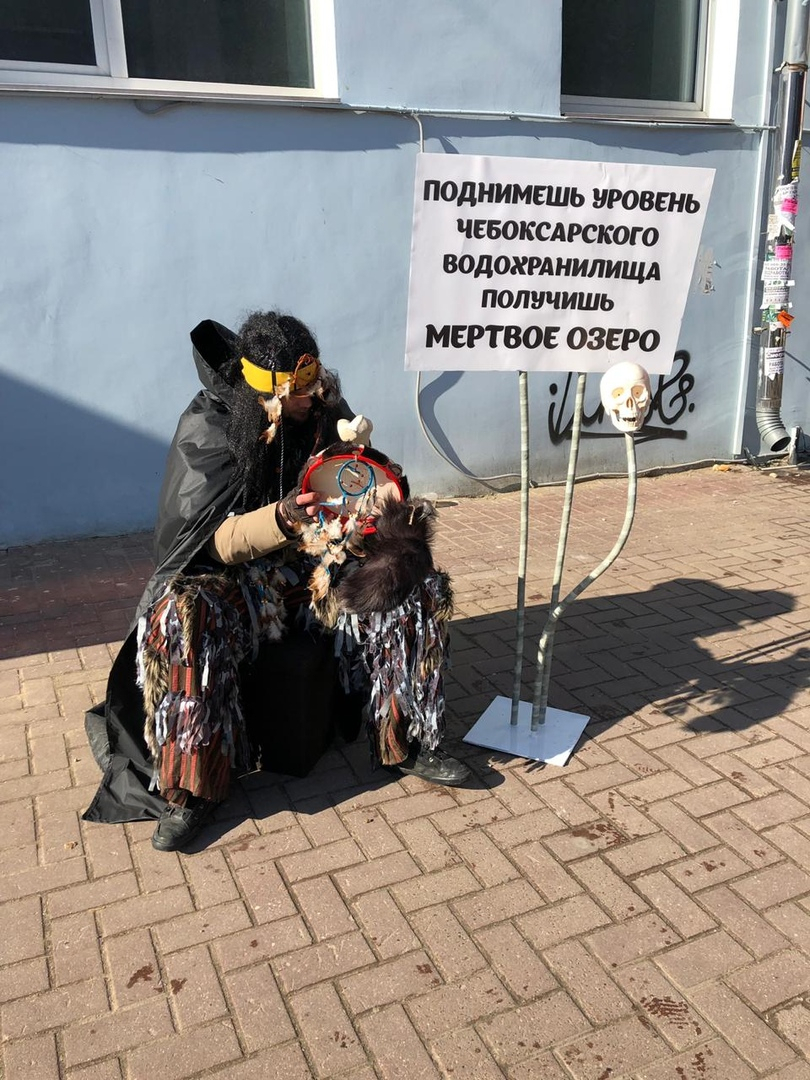 В центре Нижнего Новгорода появился странный шаман (ВИДЕО)