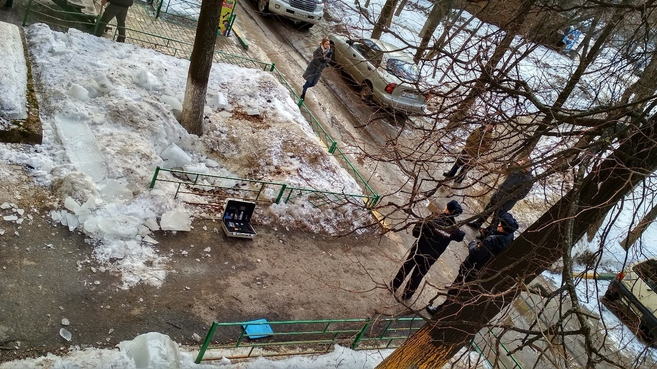 Глыба льда упала на трехлетнего мальчика и коляску с месячной девочкой в Нижнем Новгороде (ФОТО)