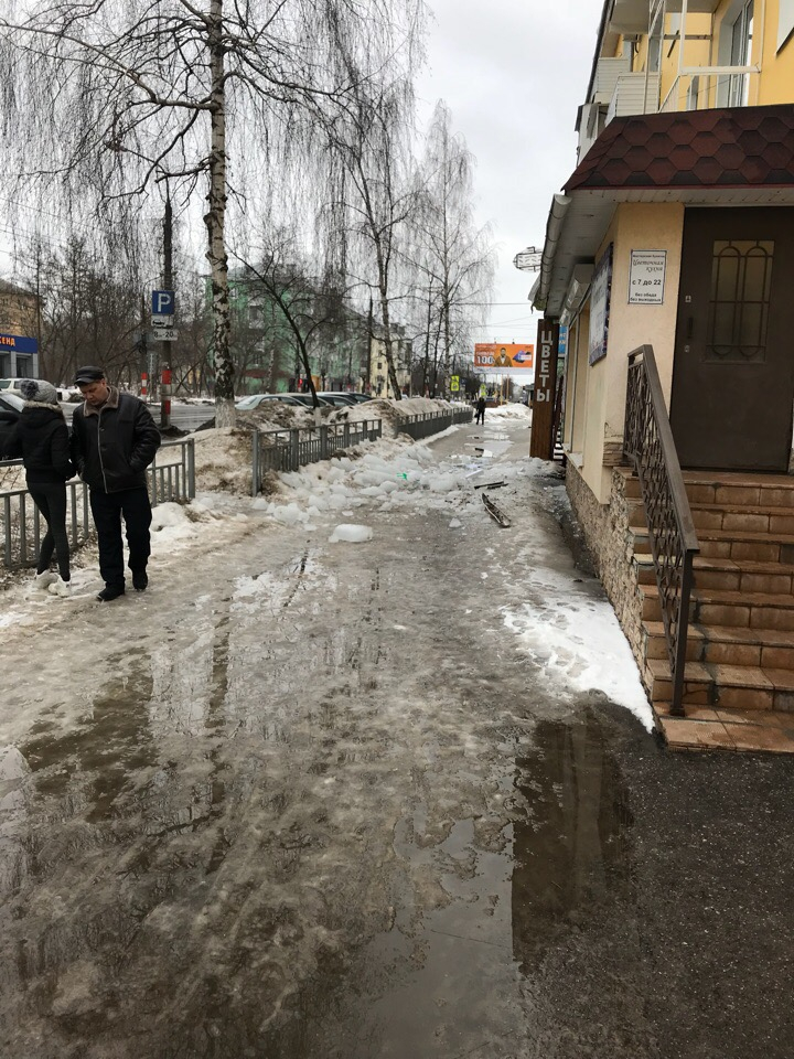 Еще одна жертва: на 21-летнюю девушку упала ледяная глыба в Дзержинске