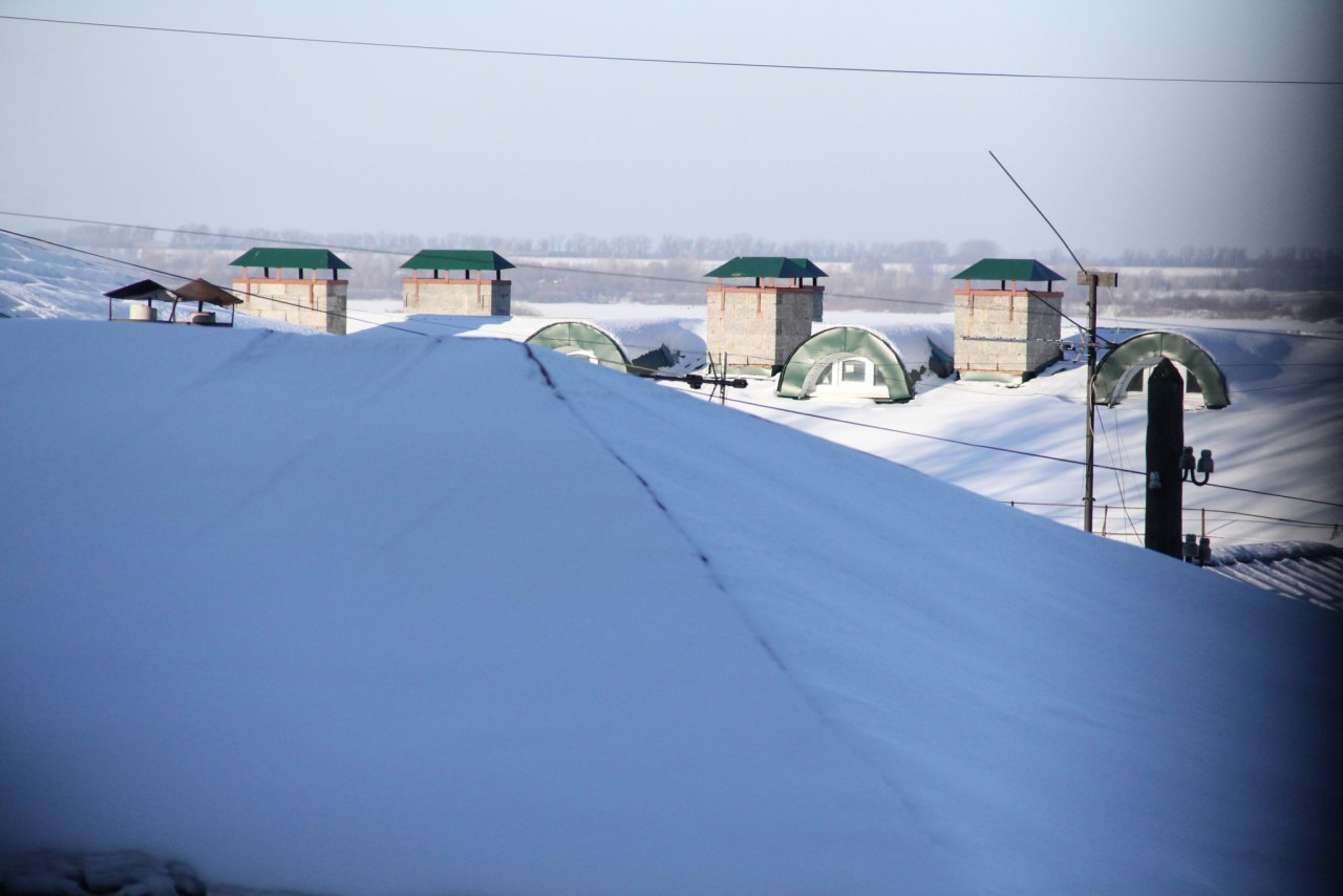 Ледяная глыба упала с крыши дома на подростка в Нижнем Новгороде