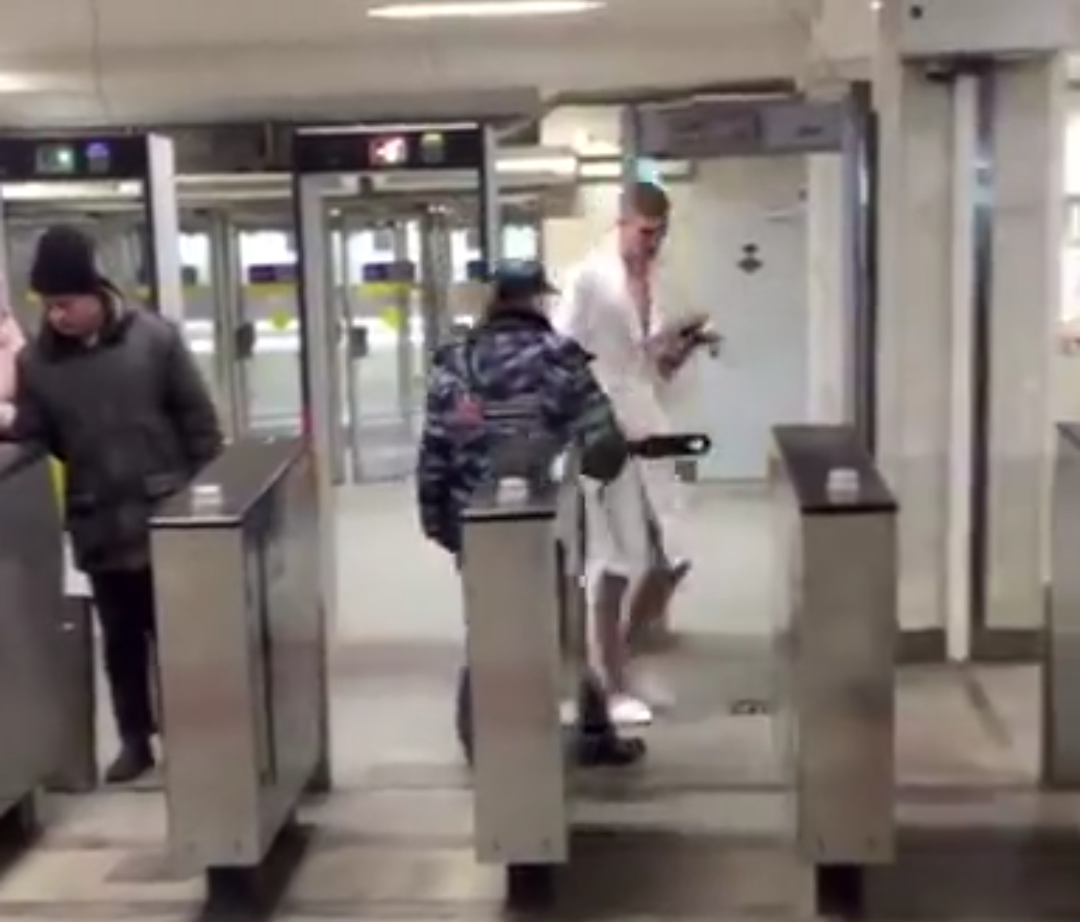 Нижегородский студент спустился в метро в белых халате и тапочках (ВИДЕО)