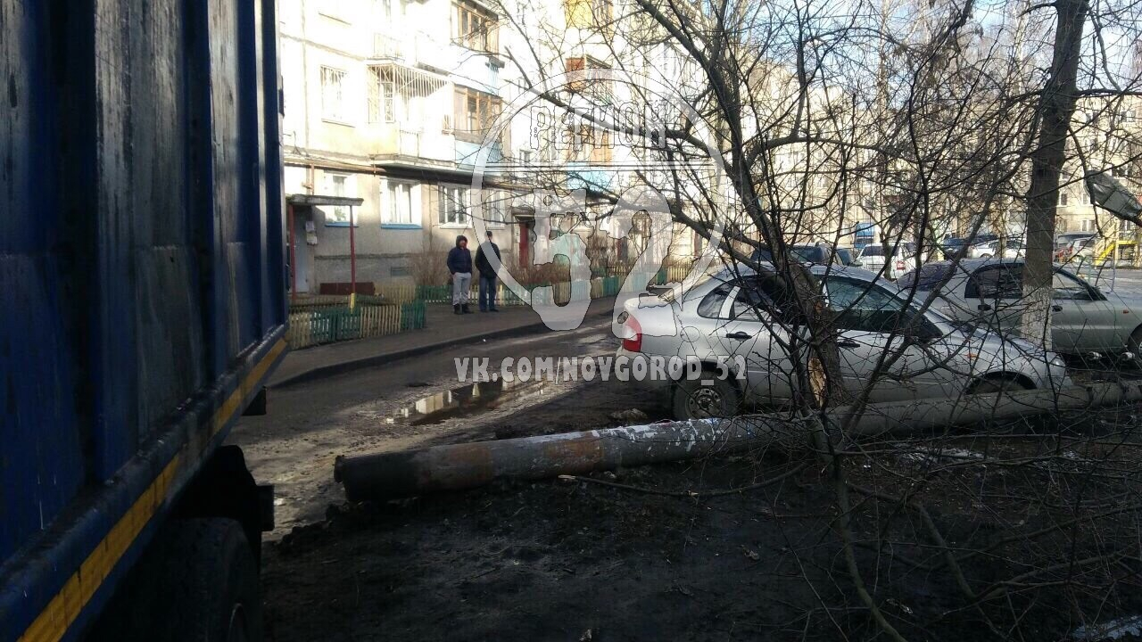 Мусоровоз снес столб с проводами на машины в Нижнем Новгороде (ФОТО)