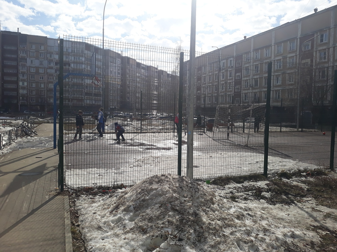 Нижегородцы взяли лопаты и сами вычистили себе футбольную площадку (ФОТО)