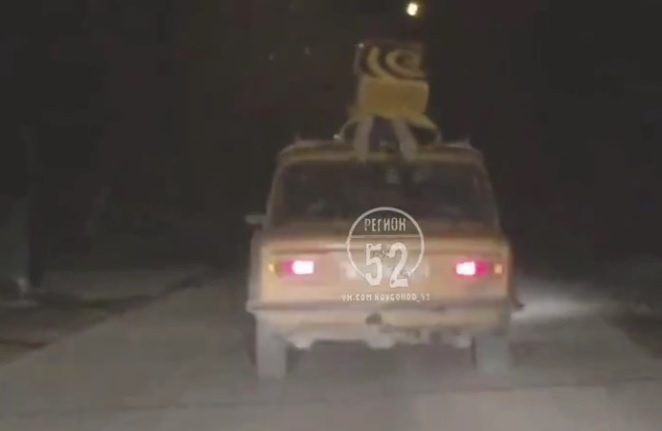 Курьер «Яндекс.Еды» прокатился на крыше автомобиля в Нижнем Новгороде (ВИДЕО)
