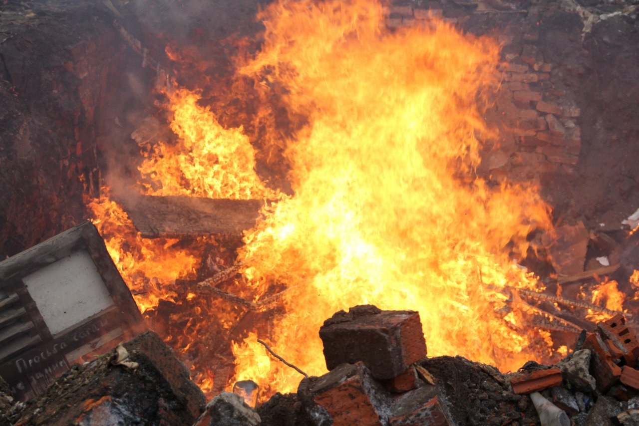 Сарай на площади 200 квадратных метров сгорел в Арзамасе