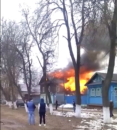 Горел быстро и стремительно: огонь уничтожил дом в Лыскове (ВИДЕО)