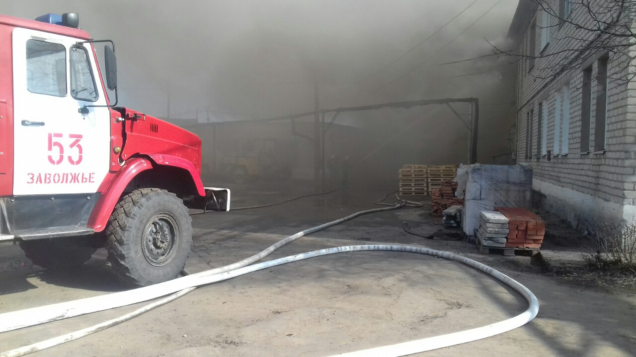 Появились фото и видео с места пожара на Заволжском моторном заводе