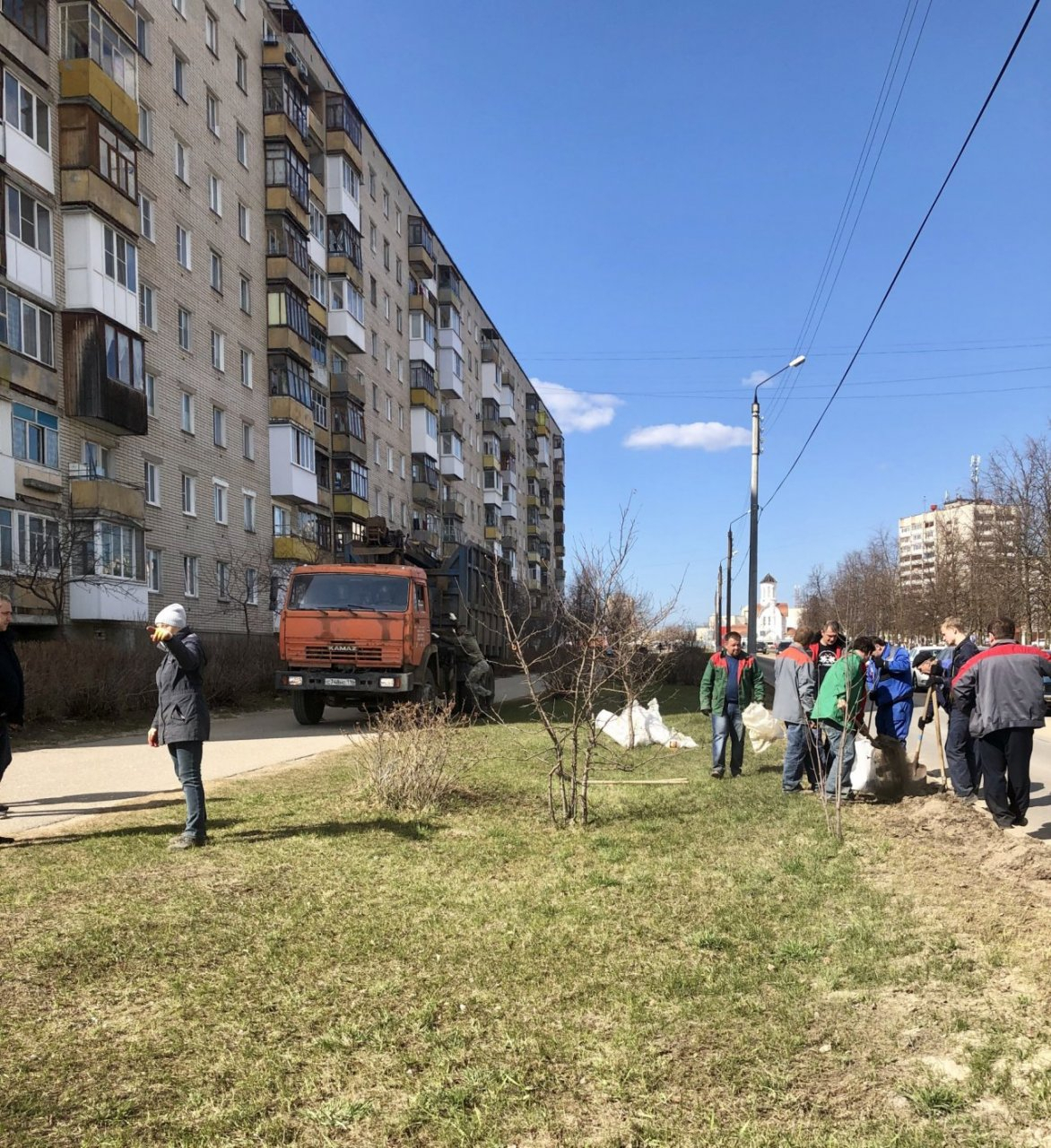 Сотрудники «Дзержинской управляющей компании» и жители близлежащих домов провели субботник на бульваре Химиков