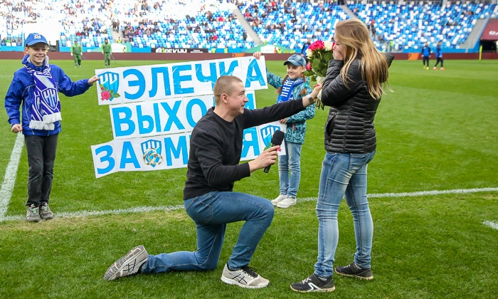 Она сказала: «Да!»: Болельщик сделал возлюбленной предложение на матче ФК «Нижний Новгород»