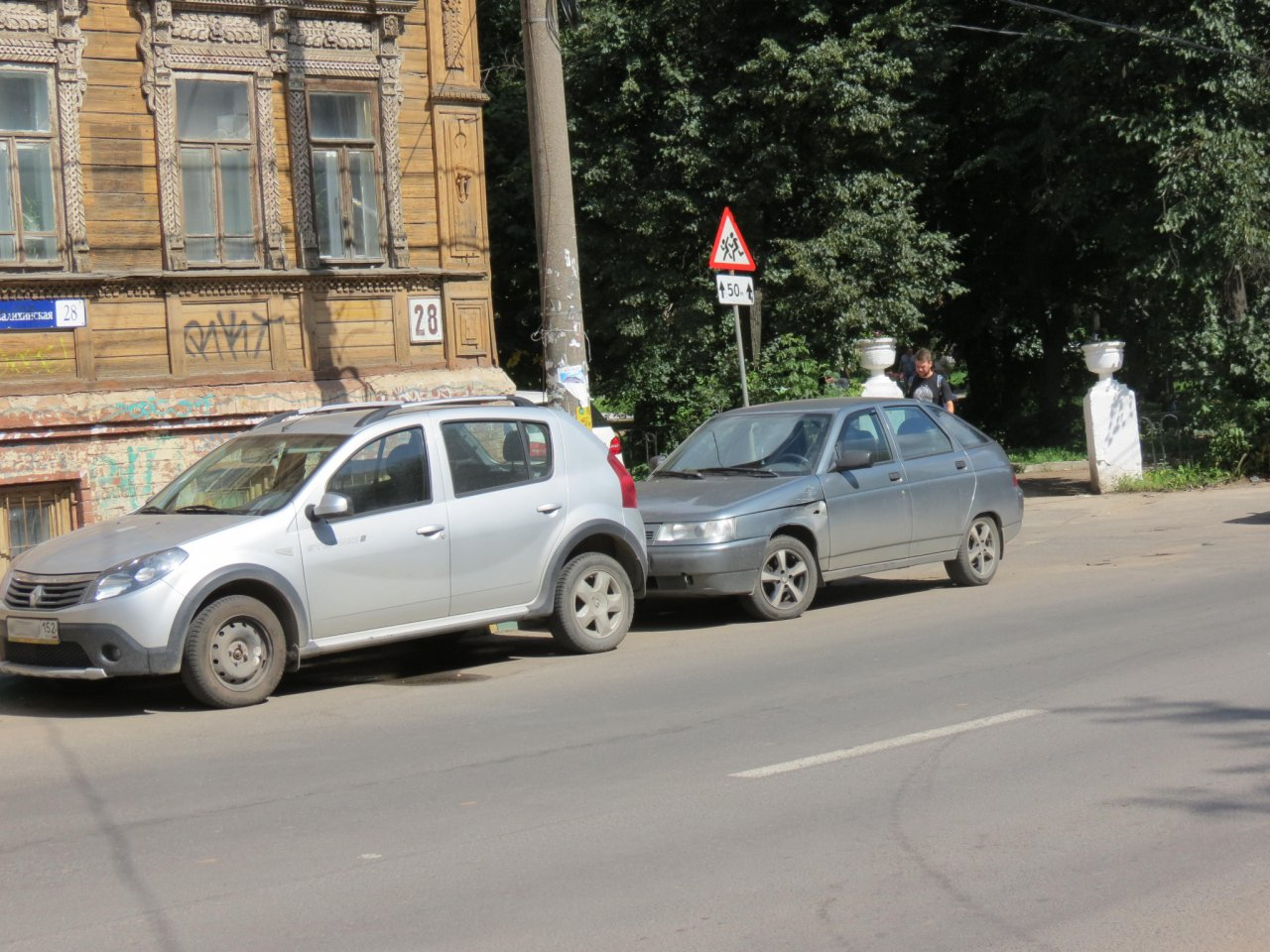 Парковку автомобилей запретят возле здания ГИБДД на улице Родионова