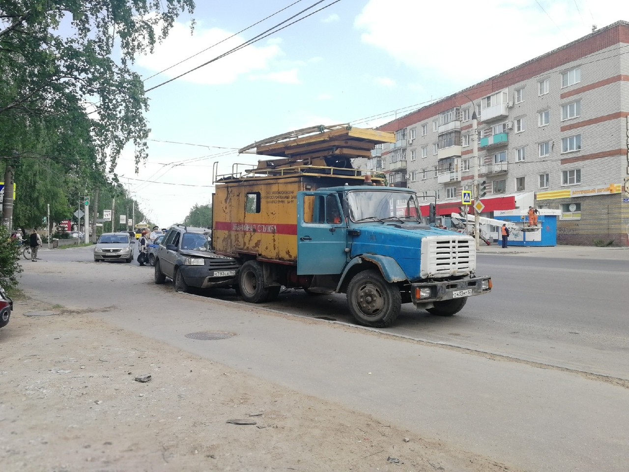 Внедорожник «догнал» грузовик аварийной службы в Дзержинске